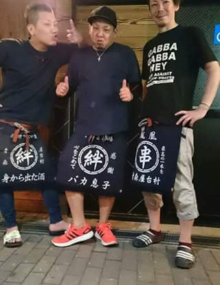 仲間で前掛け！