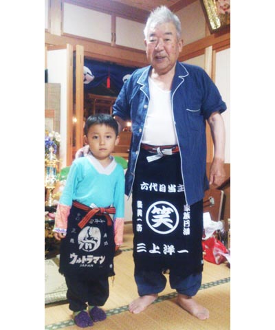おじいさんとお孫さんの前掛け姿！