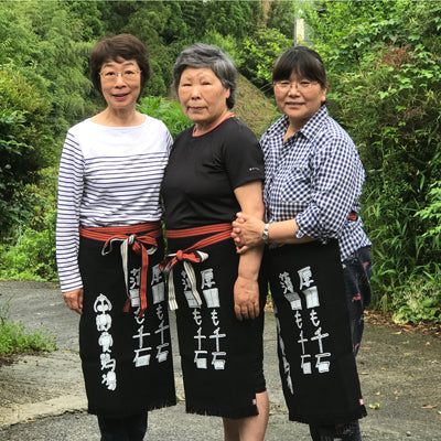 娘さん手描きイラストの前掛けで♪