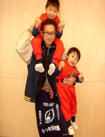 学校法人福岡自然学園さつき幼稚園さま　先生と園児のみなさん