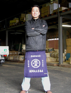 畳材料・卸の?増尾元秀商店さま　前掛けで腰を守る！