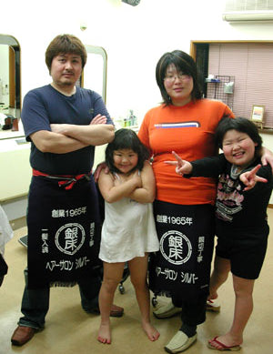 ヘアーサロン・シルバーさま　床屋さんの前掛け姿