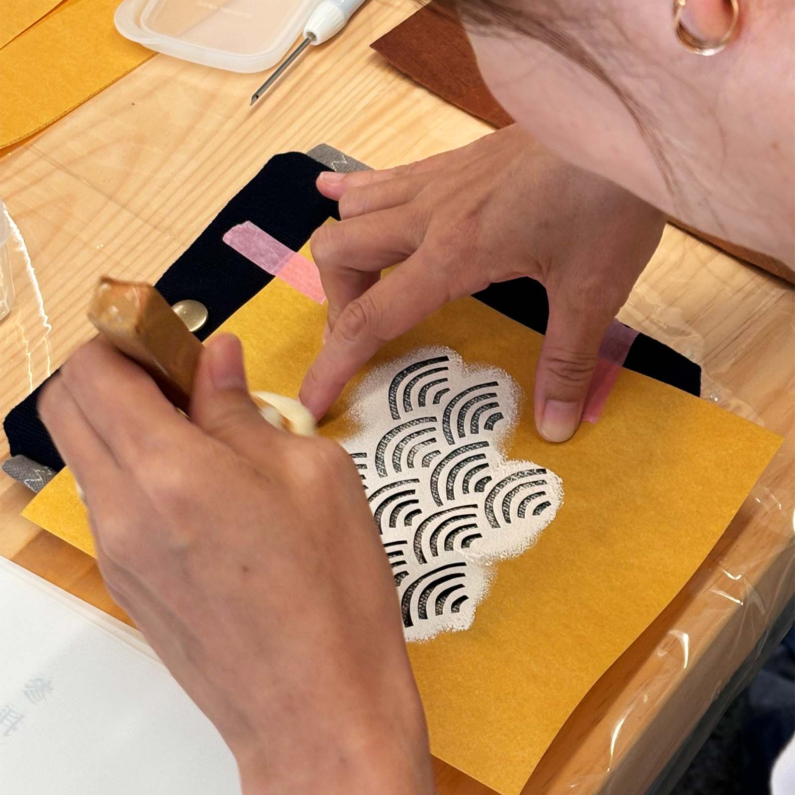 新宿御苑店 前掛け生地アイテムへのステンシル体験ワークショップ