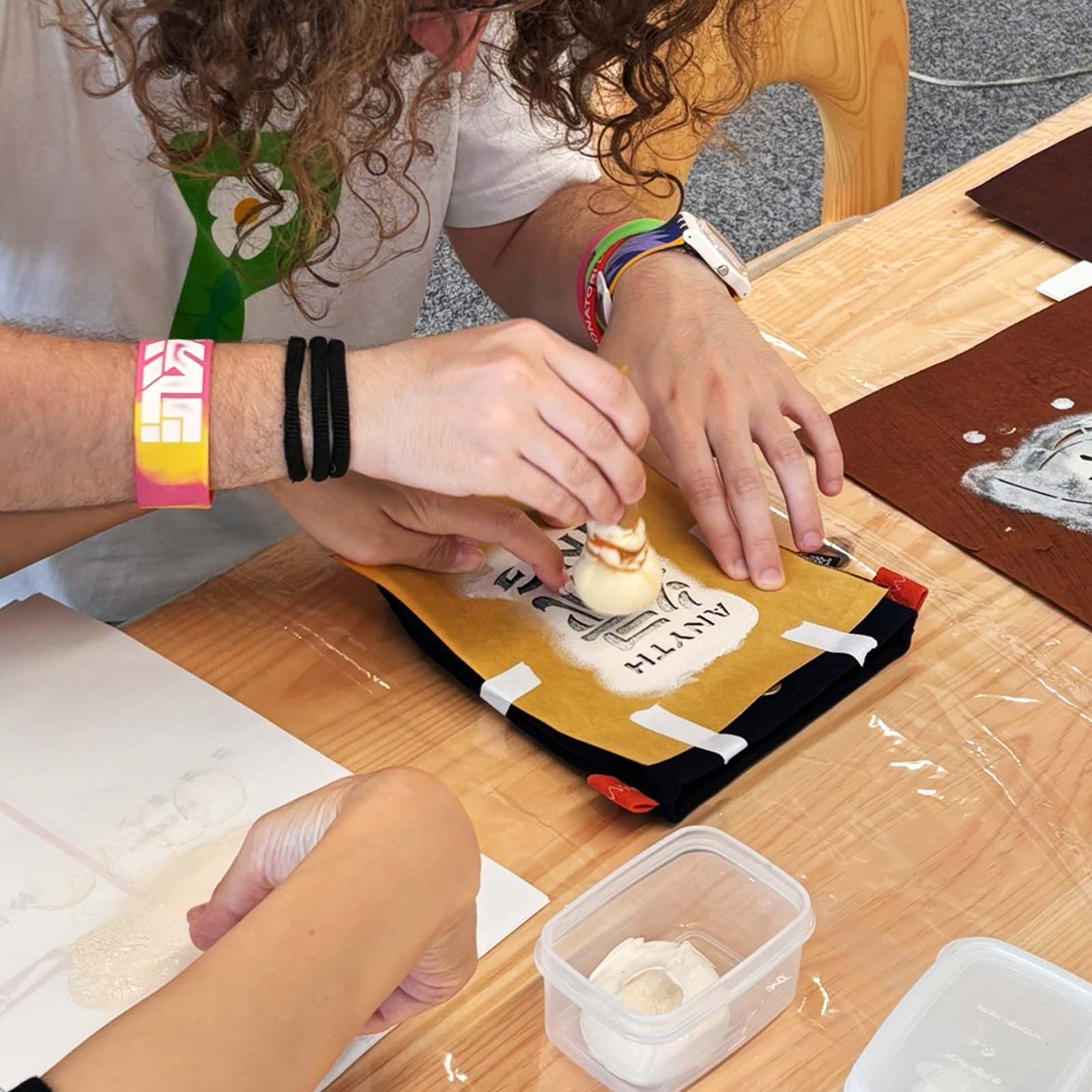 新宿御苑店 前掛け生地アイテムへのステンシル体験ワークショップ